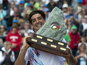 bellucci_tenta_levanter_trofeu_ap-blog Bellucci derrotou Tipsarevic para ser bicampeão em Gstaad (Foto: AP)