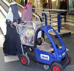 Dos mujeres cubiertas con el niqab