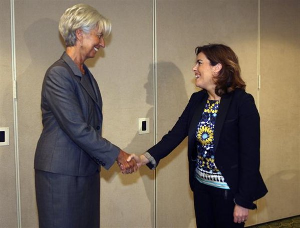 http://s1.trrsf.com/blogs/68/soraya-saenz-de-santamaria-y-christine-lagarde-se-reunen-en-washington-00$599x0.jpg