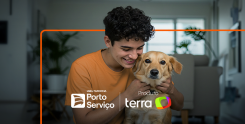 Assistência Pet menino branco abraçado com um cachorro bege