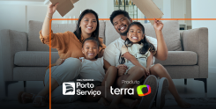 Assistência Residencial Família sentanda na frente do sofá
