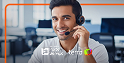 Assistência Técnica homem branco de barba usando fone de ouvido preto