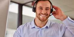 homem branco de barba usando fone de ouvido preto