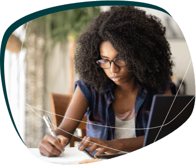 mulher negra usando óculos escrevendo redação 