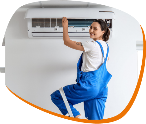 mulher de macacão azul realizando assistência de ar condicionado