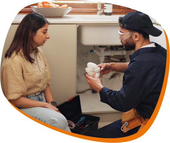 um homem e uma mulher realizando assistência residencial