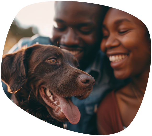 homem e mulher sorrindo com um cachorro na frente
