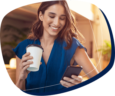 mulher de cabelos castanhos e blusa azul mexendo no celular