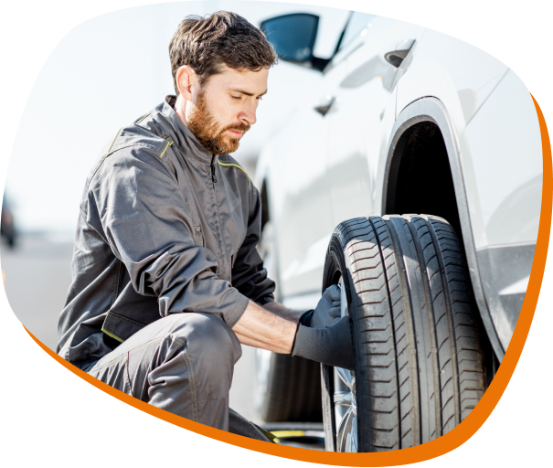 homem trocando o pneu do carro