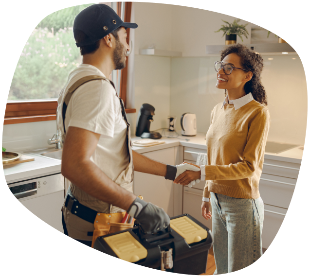 mulher dando a mão para um homem dentro de uma casa