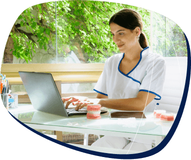 mulher de cabelos presos e blusa branca mexendo no computador