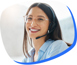 mulher branca com cabelo preto usando um headset