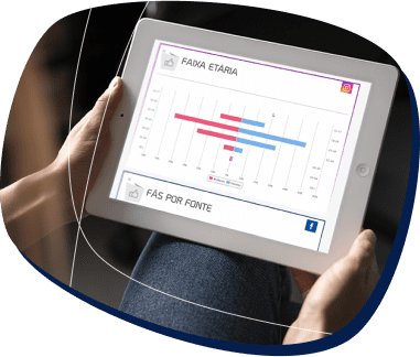 Mãos segurando um tablet com relatório escrito faixa etária