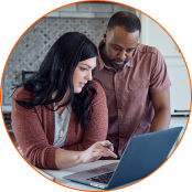 homem e mulher mexendo no computador