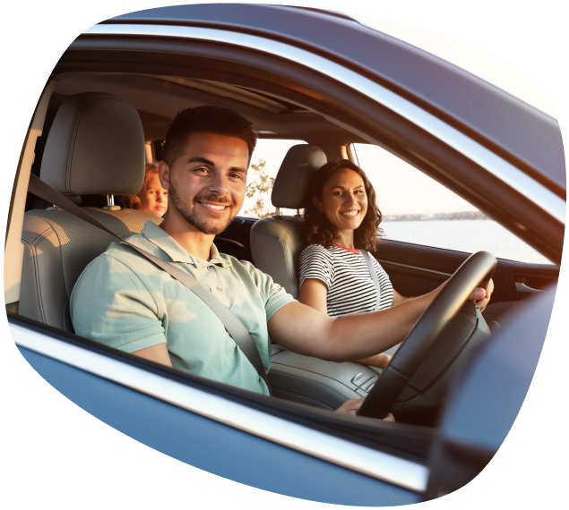 homem dirigindo com uma mulher ao lado e sorrindo
