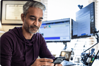 homem com cabelos grisalhos fechando hospedagem de sites