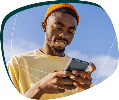 Homem assistindo curso de inglês no celular