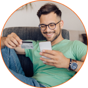 homem usando óculos e camiseta verde mexendo no celular