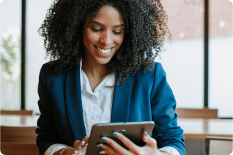 mulher negra com blazer azul segurando um tablet. mulher negra com blazer azul segurando um tablet.