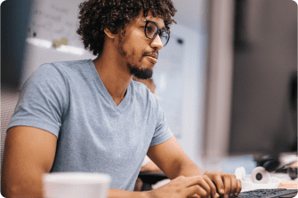 homem usando óculos e barba mexendo no computador homem usando óculos e barba mexendo no computador