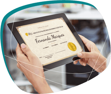 Mulher segurando certificado de cursos online