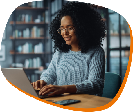 É simples contar com a assistência técnica Terra mulher negra com cabelos pretos mexendo no notebook e usando uma blusa de frio azul