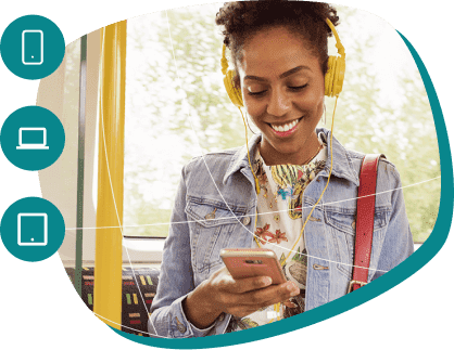 Mulher ouvindo cursos online no celular Mulher ouvindo cursos online no celular